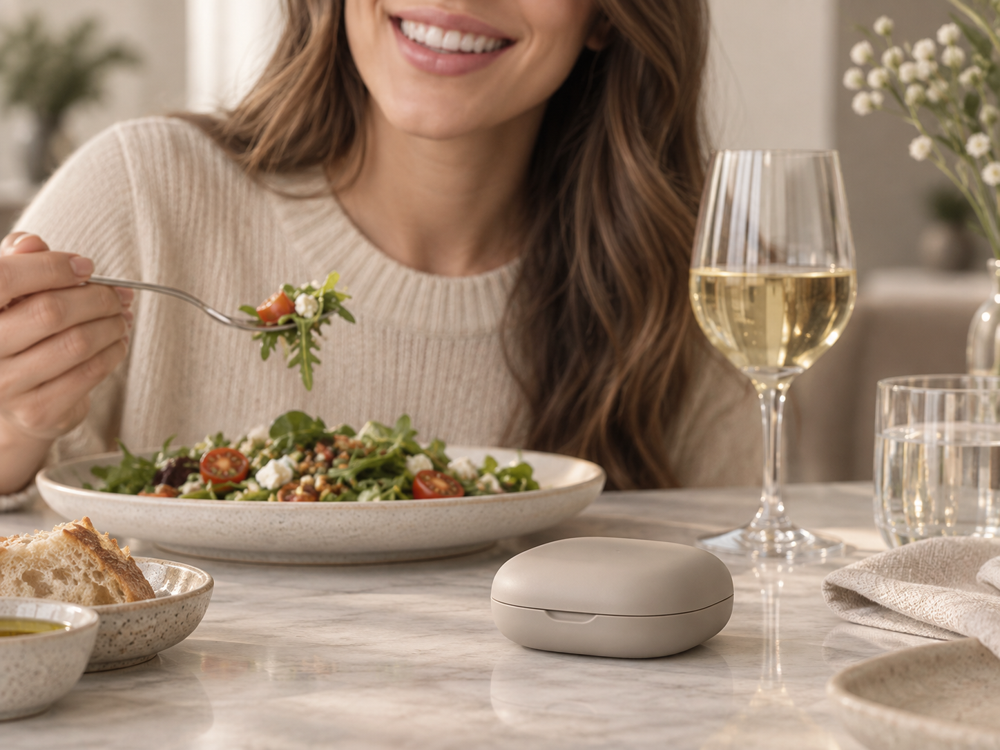 Pessoa comendo à mesa, com o estojo fechado ao lado do prato