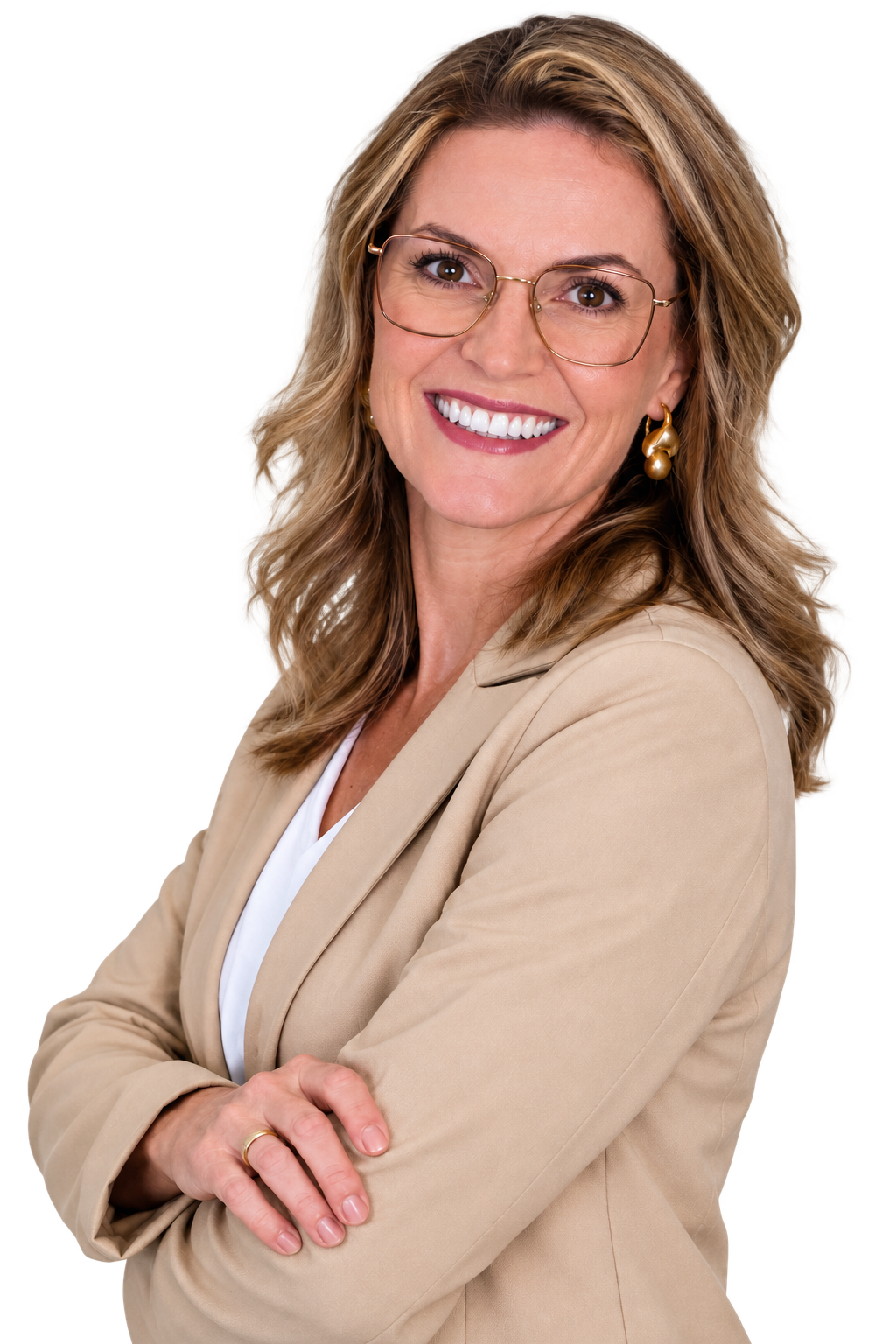 Dra. Raquel Ribas de blazer bege, com os braços cruzados