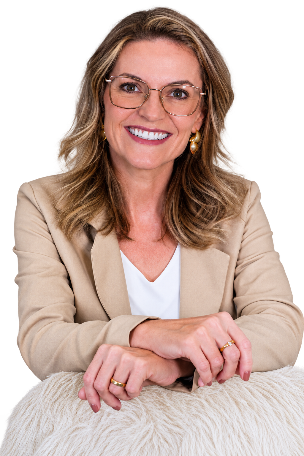 Dra. Raquel Ribas, de blazer bege, sorrindo com os braços apoiados
